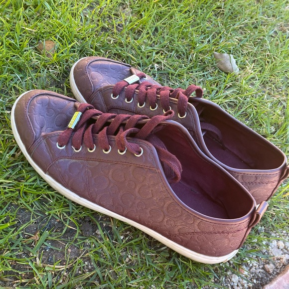 Guess Men burgundy sneakers - size 10 - Picture 4 of 10